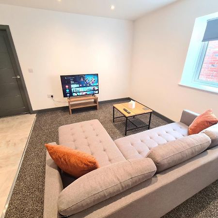 Homestay By Bic Oates 8 Dewsbury Bagian luar foto