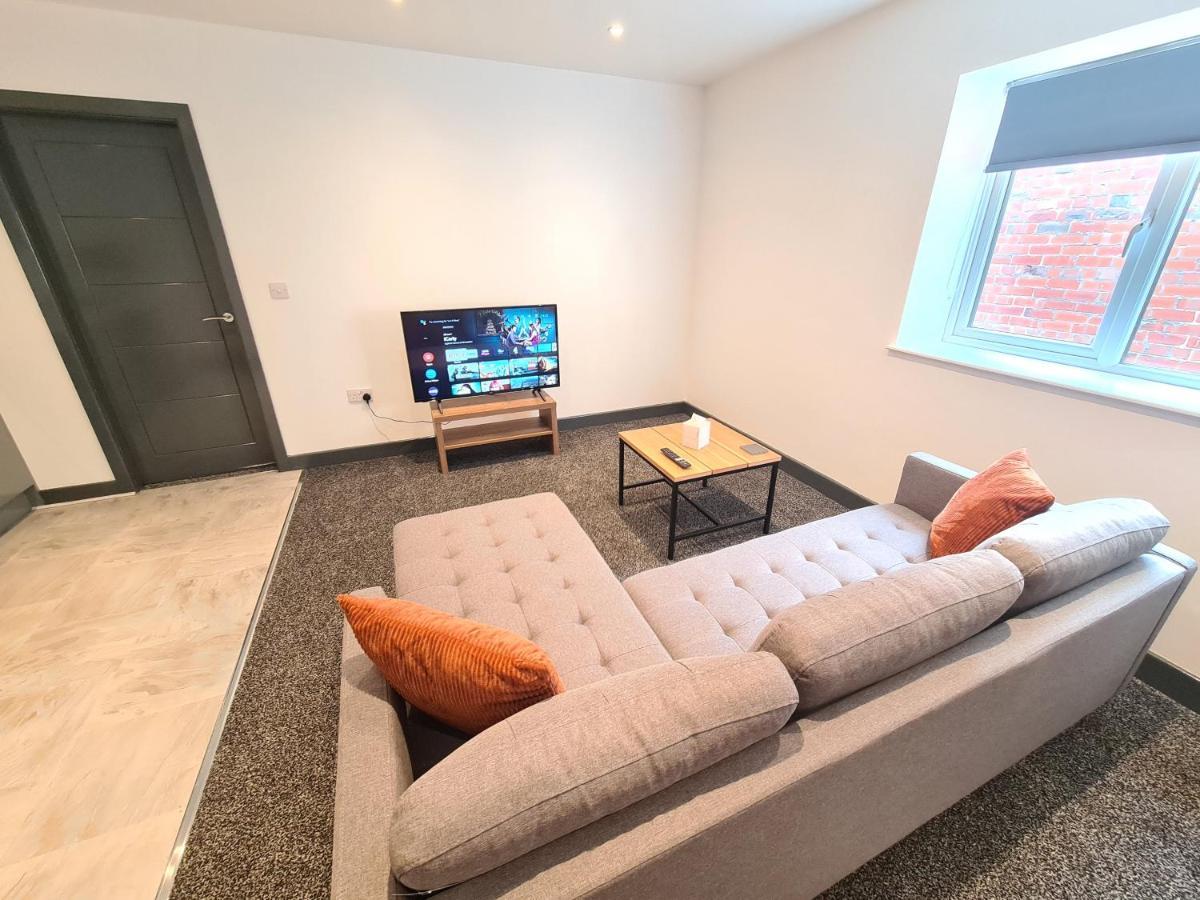 Homestay By Bic Oates 8 Dewsbury Bagian luar foto