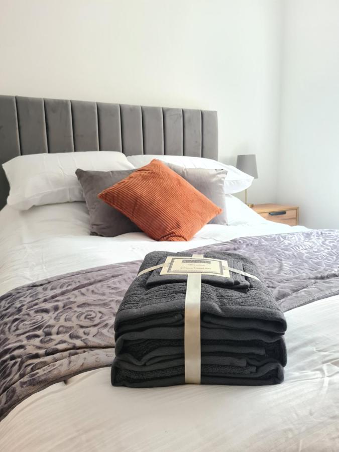 Homestay By Bic Oates 8 Dewsbury Bagian luar foto